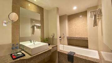 Kamar Double Junior | Kamar mandi | Perlengkapan mandi gratis, sandal, kloset, dan handuk