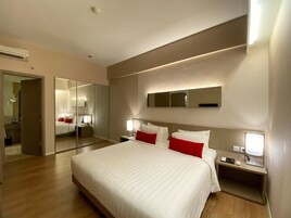 Minibar, caja de seguridad en la habitación y escritorio 