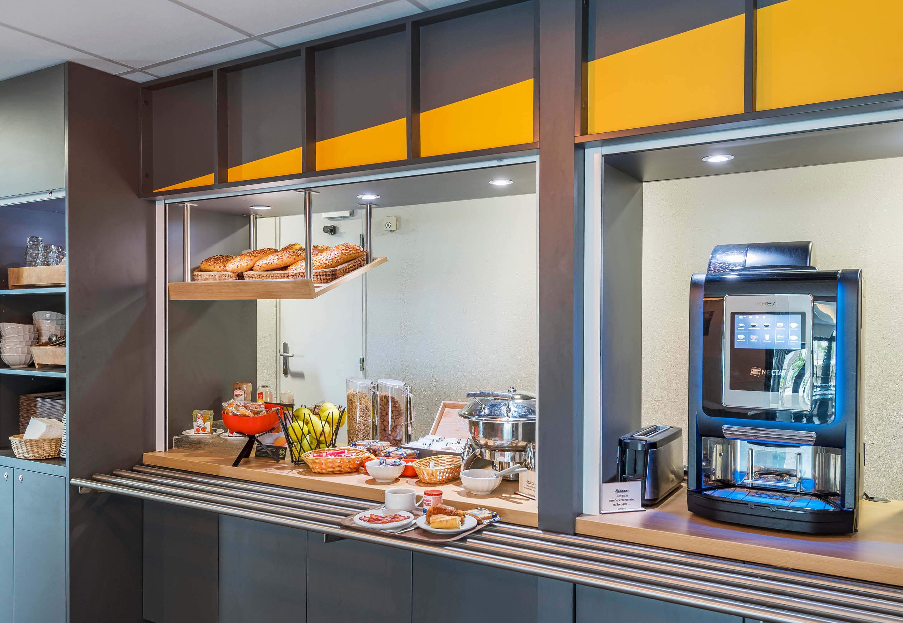 daily buffet breakfast for a fee