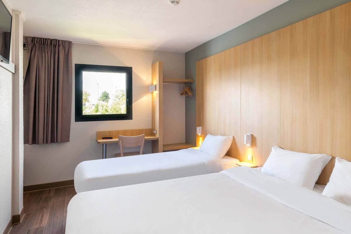 triple room | 1 bedroom, individually furnished, desk, iron/ironing board