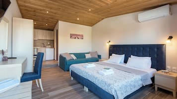 Family Quadruple Room | Desk, blackout curtains, soundproofing, free WiFi