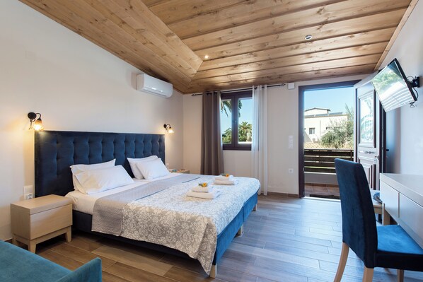 Une chambre avec un grand lit, un plafond en bois et une vue sur l’extérieur, accessible par une porte coulissante.
