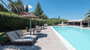 Piscina externa sazonal, guarda-sóis, espreguiçadeiras