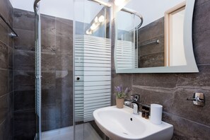 Suihku, hiustenkuivaaja, pyyhkeet, sampoo