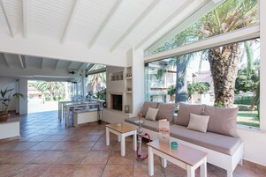 Se sirven desayunos, almuerzos y cenas; cocina griega