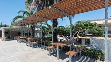 Seasonal outdoor pool, pool umbrellas, sun loungers