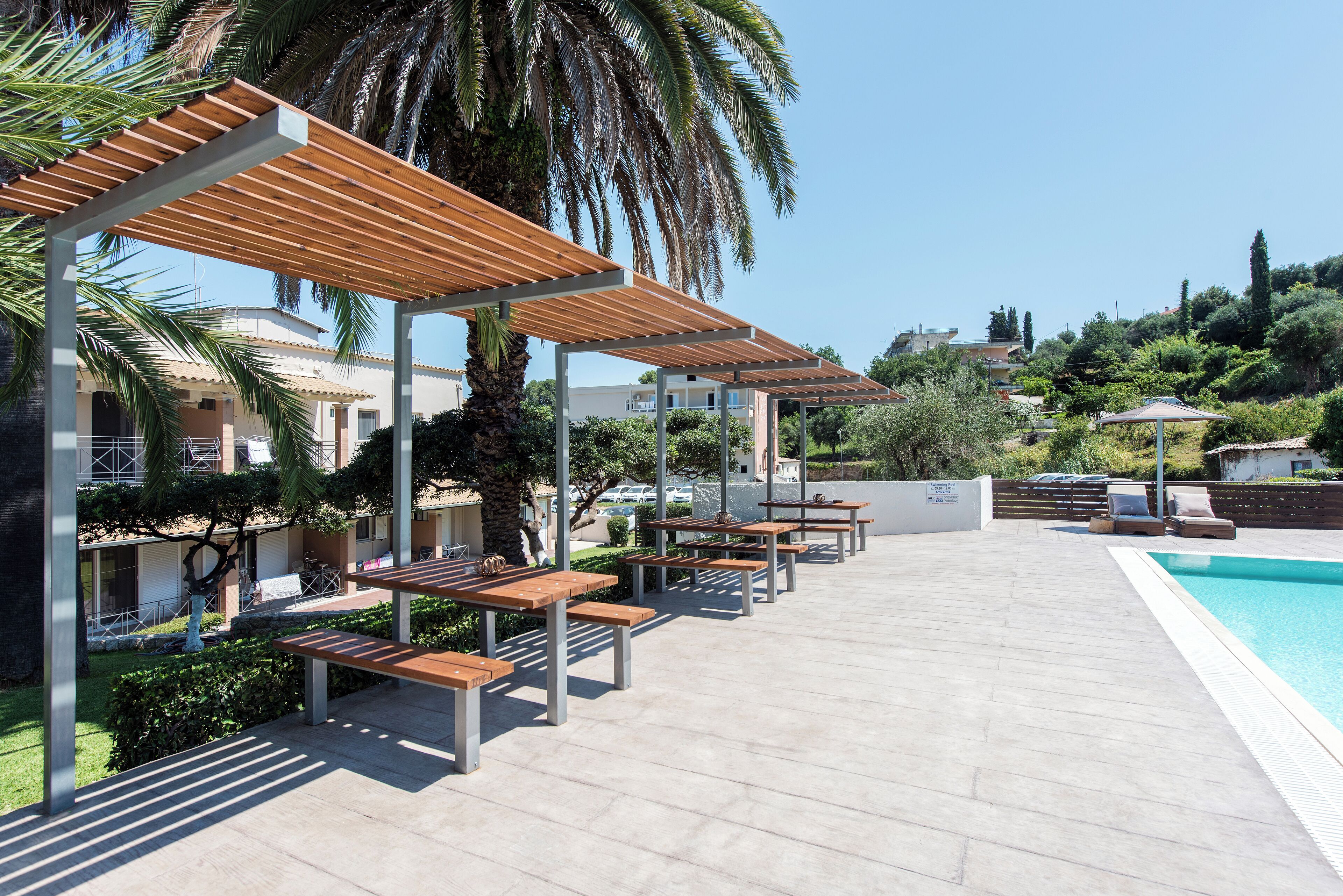 季節限定屋外プール、プール パラソル、サンラウンジャー