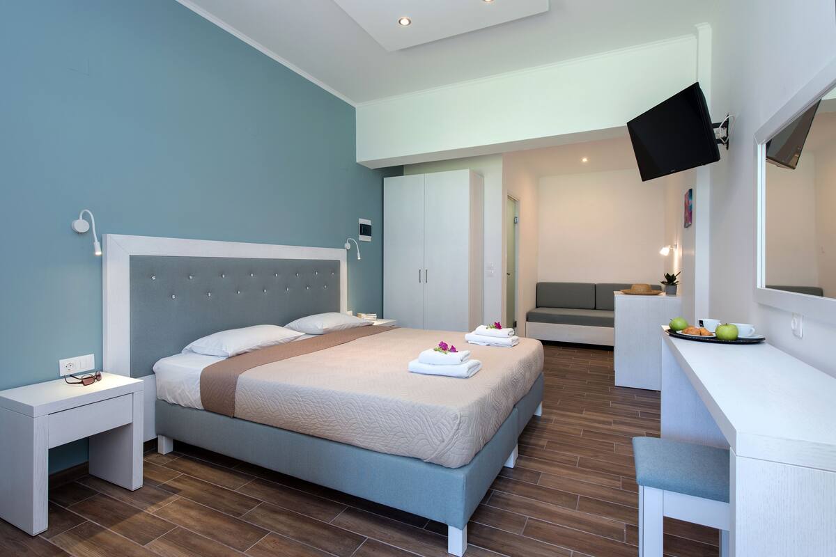 deluxe triple room | desk, blackout curtains, soundproofing, free wifi