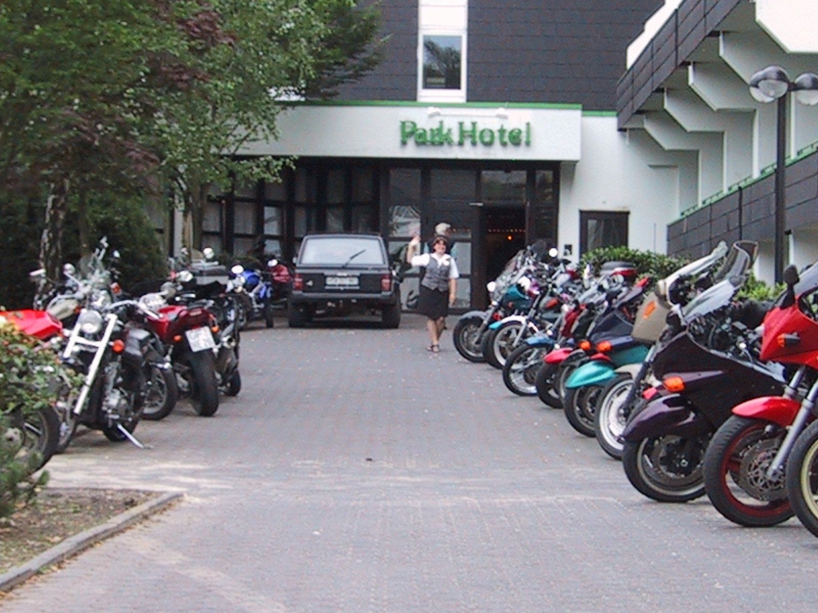 Varias motocicletas estacionadas frente a un edificio con la leyenda "Park Hotel".