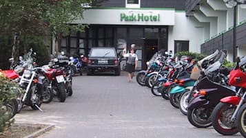 Varias motocicletas estacionadas frente a un edificio con la leyenda "Park Hotel".