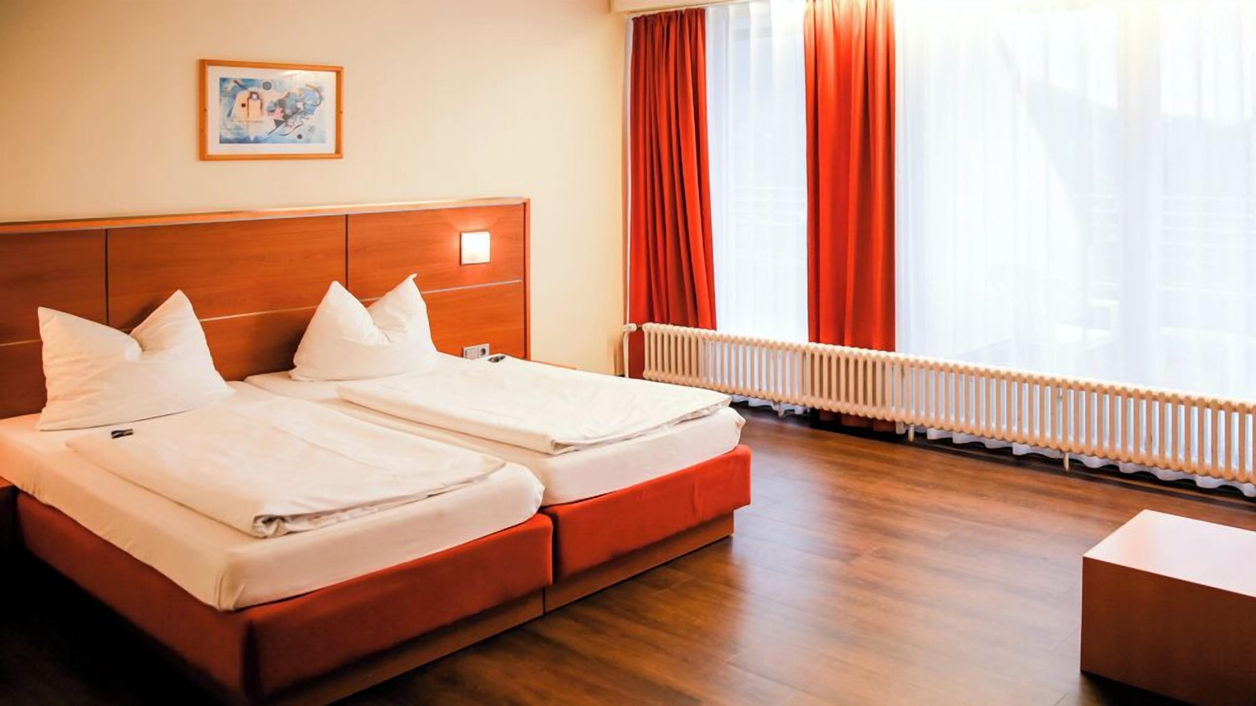 Standard-dobbeltværelse - balkon | Pengeskab på værelset, skrivebord, lydisolering, Wi-Fi (tillægsgebyr)