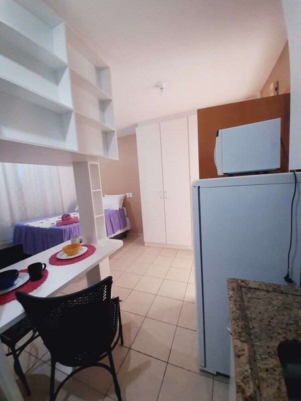 Estudio Deluxe, 1 cama matrimonial (Double) | Cocineta privada | Refrigerador, parrilla de estufa, utensilios de cocina y comedor 