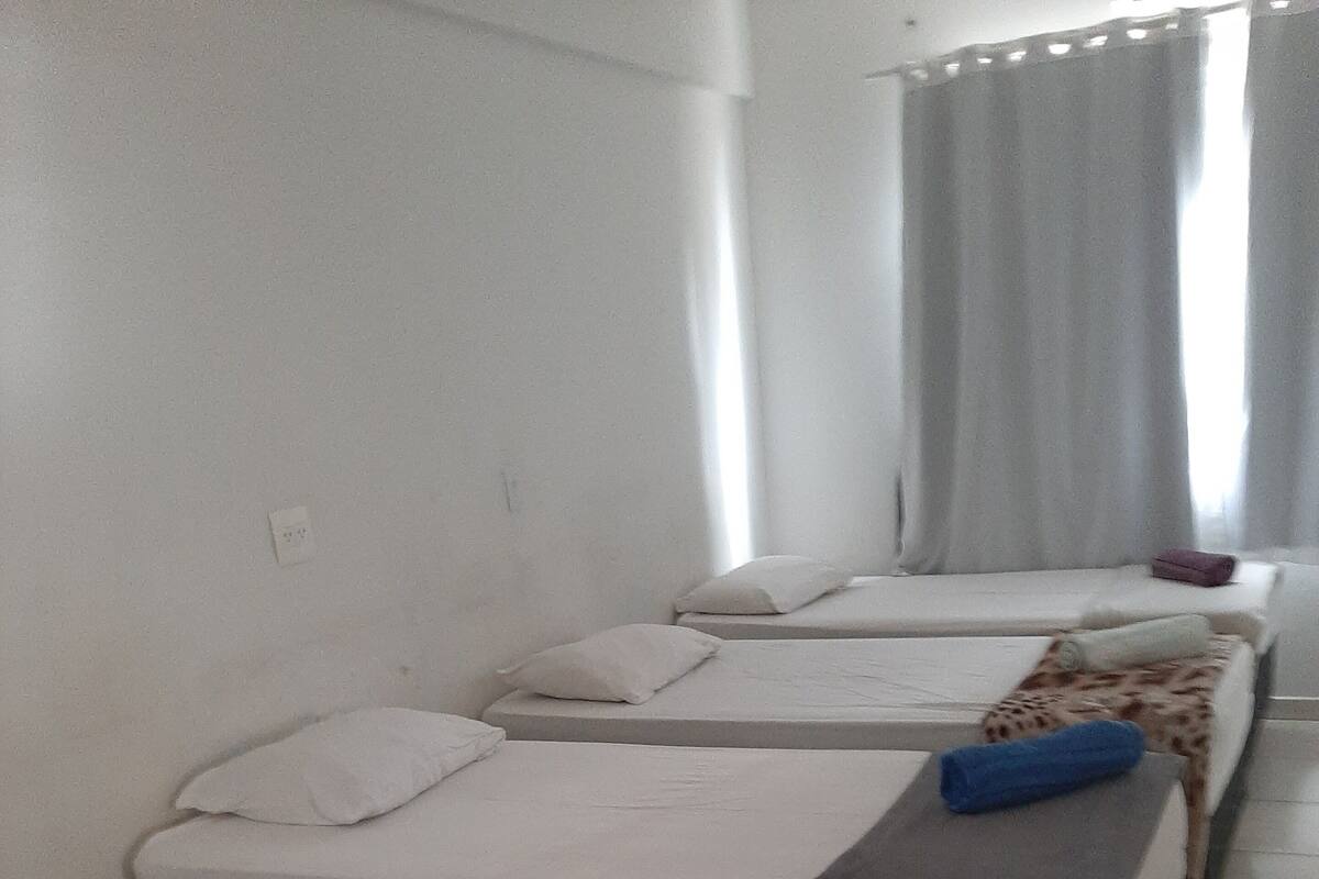 Kamar Eksekutif | Tirai kedap cahaya dan seprai linen