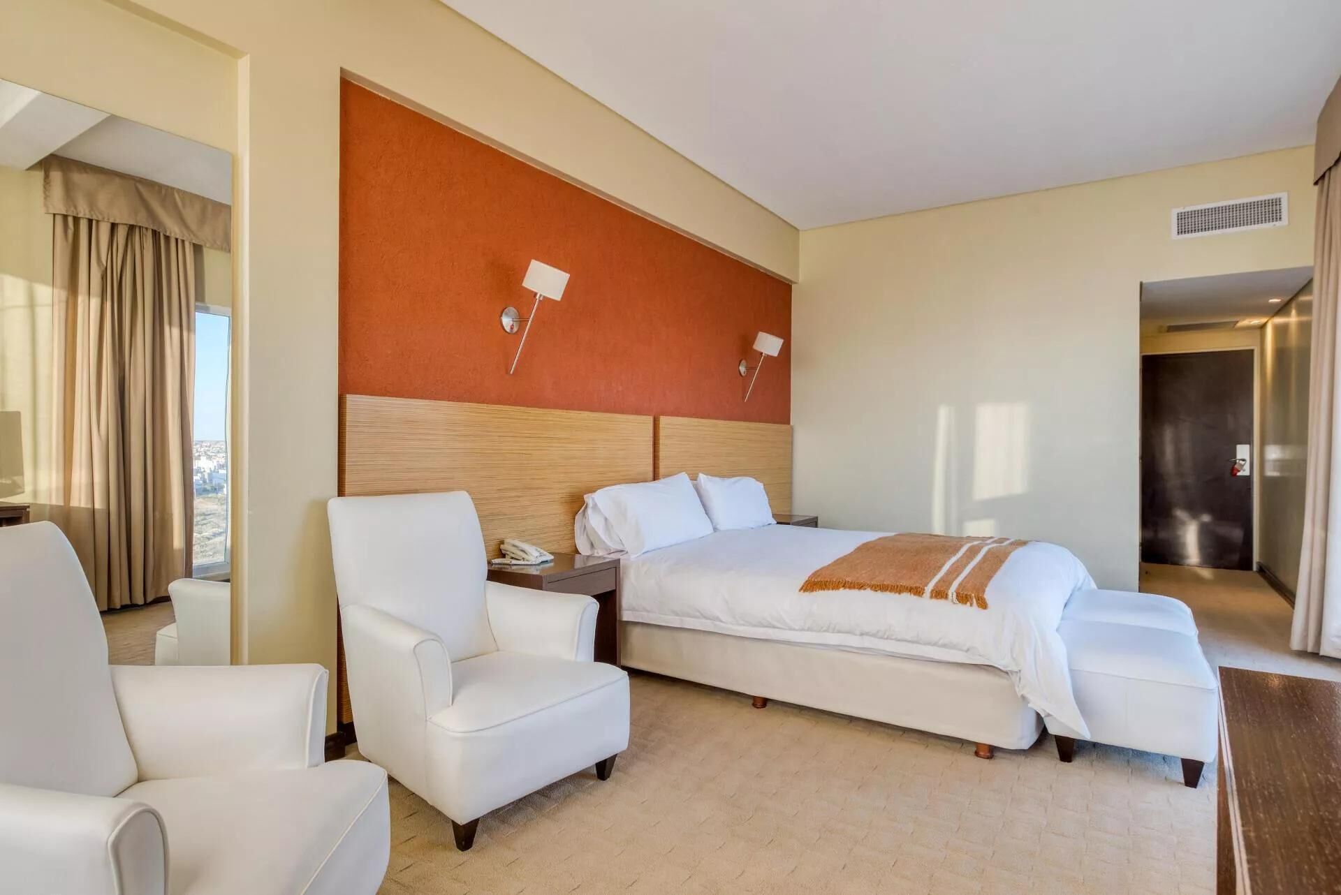 Minibar, coffres-forts dans les chambres, décoration personnalisée