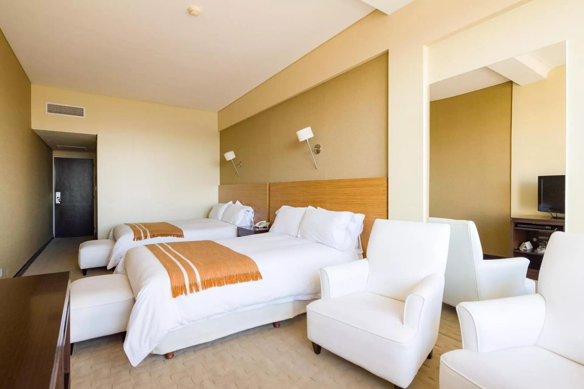 Minibar, pengeskab på værelset, individuelt design, skrivebord