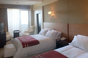 Minibar, in-room safe, individually decorated, desk - Rayentray Grand Hotel (Puerto Madryn)