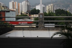 Tina de hidromasaje al aire libre