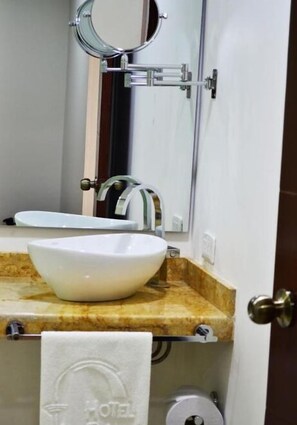 Een douche, een regendouche, handdoeken, zeep