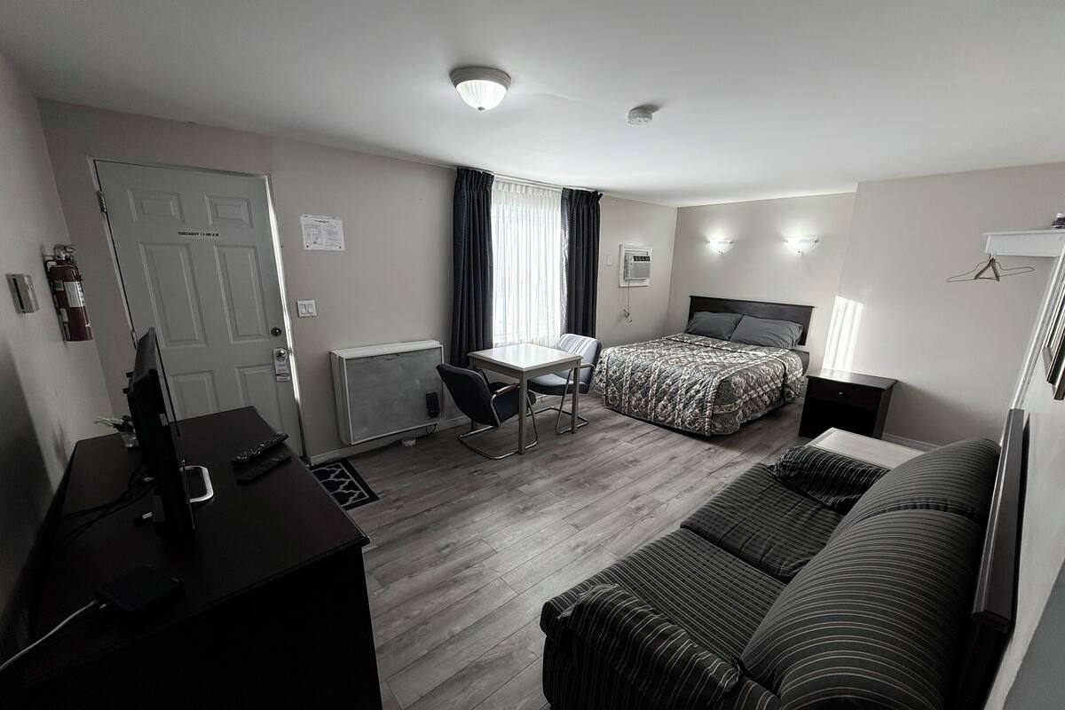 Studio with Sofa Bed and Kitchen | Blackout drapes, iron/ironing board, WiFi (free)