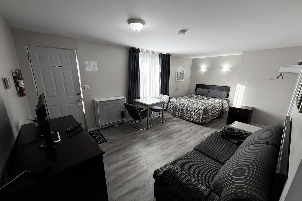 Estudio, 1 cama matrimonial, cocina | Cortinas blackout, tabla de planchar con plancha y wifi gratis