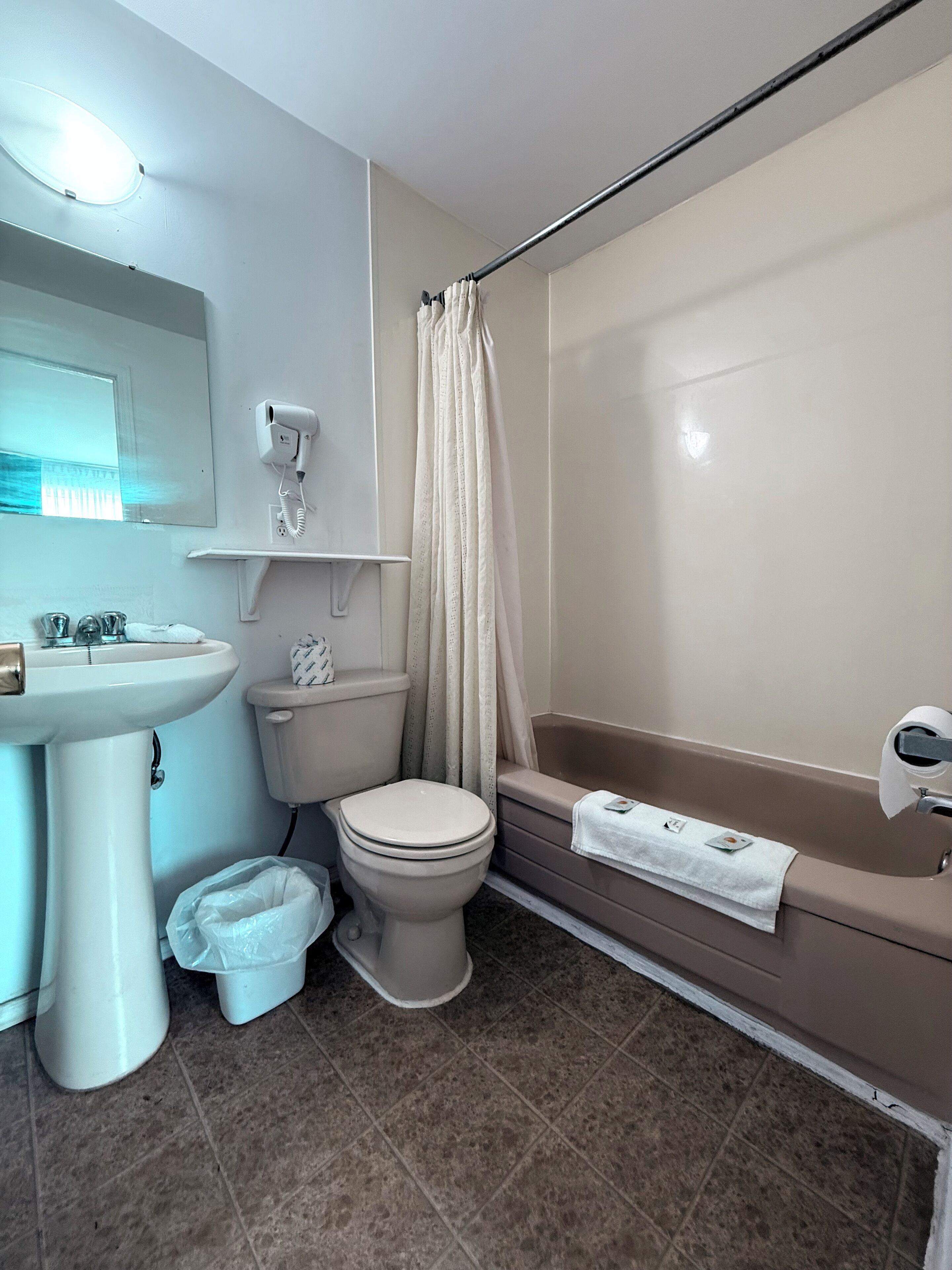 Un baño con lavabo, inodoro y bañera.