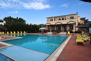Seasonal outdoor pool - Apart -Hotel Thinalos (Corfu)