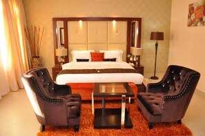Deluxe Room | Egyptian cotton sheets, premium bedding, pillowtop beds, in-room safe