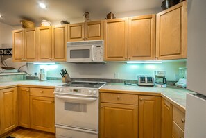 Condo, 4 habitaciones | Cocina privada | Refrigerador, microondas y cafetera y tetera