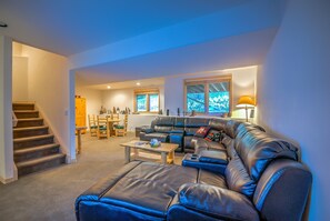 Condo, 4 habitaciones | Área de sala de estar | Televisión 