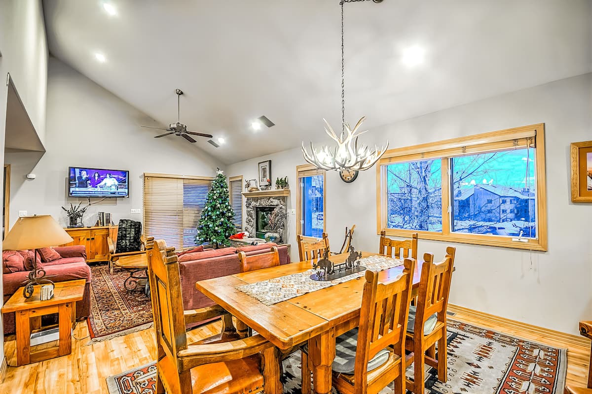 Chalet, 4 Schlafzimmer | Essbereich im Zimmer