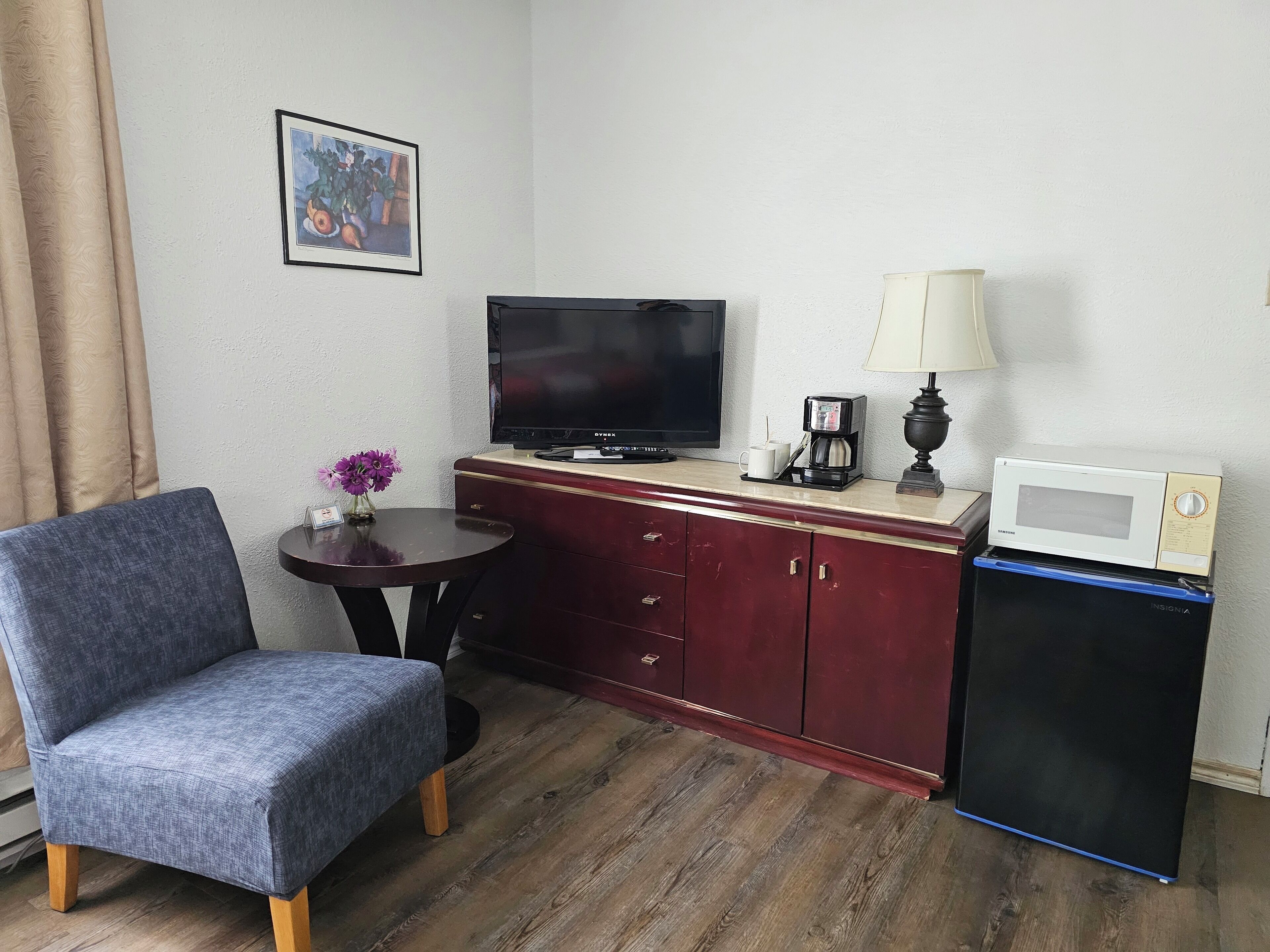 Chambre Deluxe, 1 grand lit | Fer et planche à repasser, accès au Wi-Fi (inclus), literie fournie