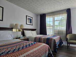 Chambre classique, 2 lits doubles | Fer et planche Ă repasser, accĂšs au Wi-Fi (inclus), literie fournie