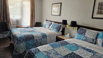 标准房, 2 张双人床 | 熨斗/熨板、免费 WiFi、床单