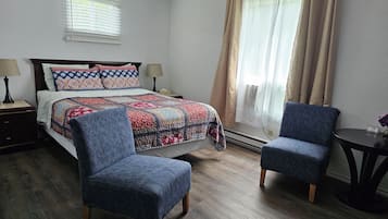 Chambre Deluxe, 1 grand lit | Fer et planche à repasser, Wi-Fi gratuit, draps fournis