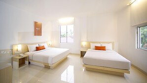 Une chambre d’hôtel moderne avec deux lits, une grande fenêtre et une vue sur l’extérieur.