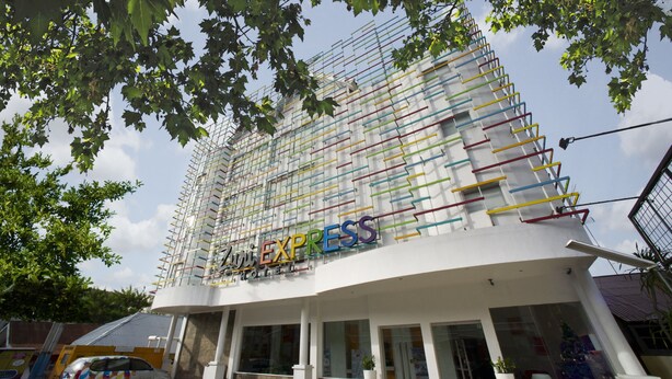 Un hôtel à la façade colorée et au design moderne.