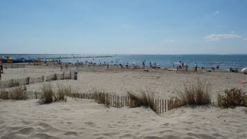 位於海灘上、白沙