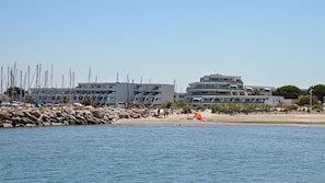 En la playa y playa de arena blanca 