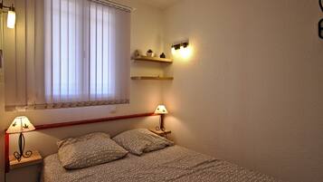 Cortinas blackout, tabla de planchar con plancha y cunas