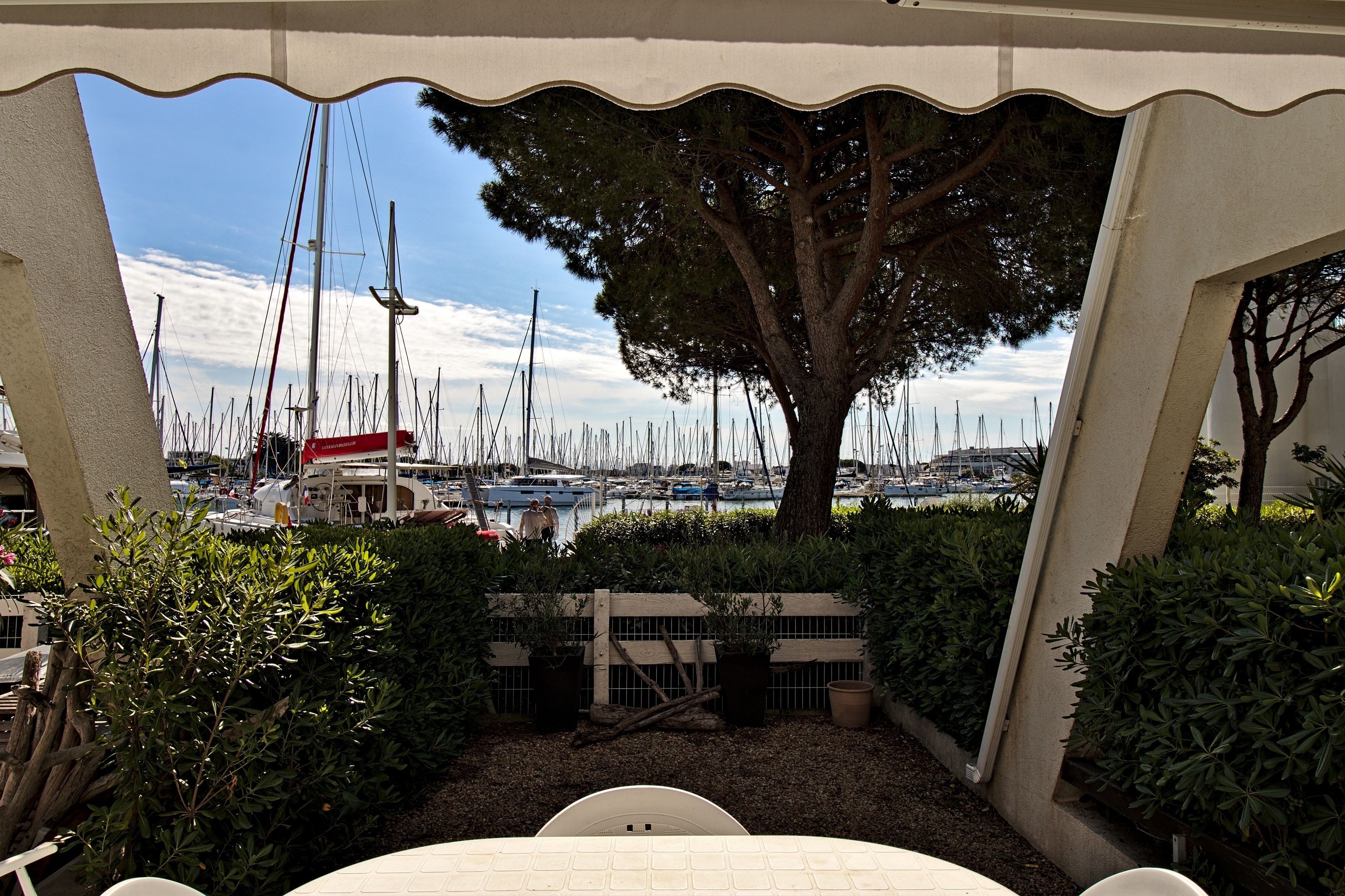 Ein überdachter Außenbereich mit Blick auf eine Marina.
