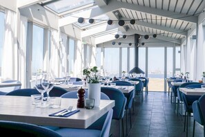 Frukost, lunch och middag serveras och det finns även utsikt mot havet. 