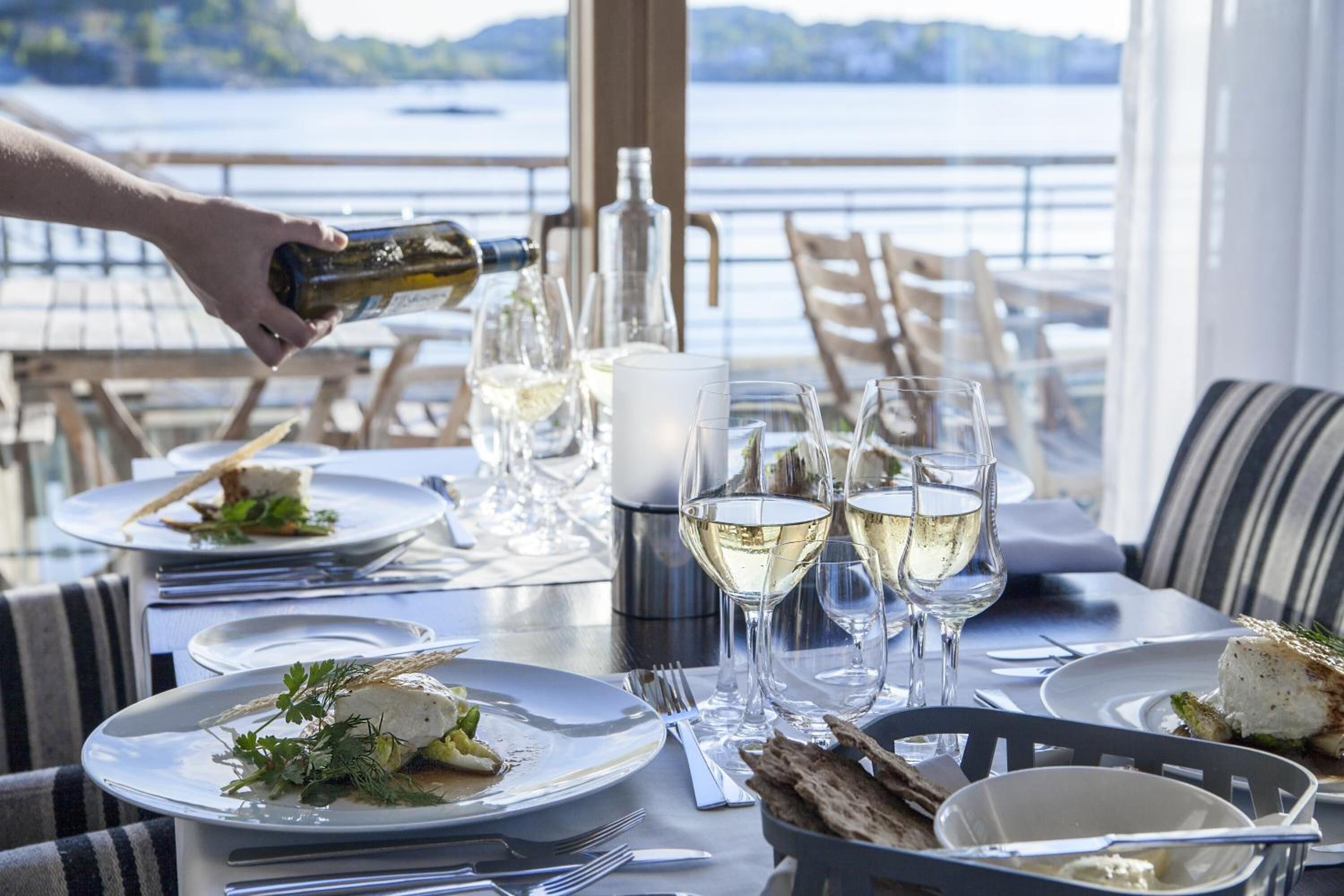 Se sirven desayunos, comidas, cenas y cocina local con vista al mar