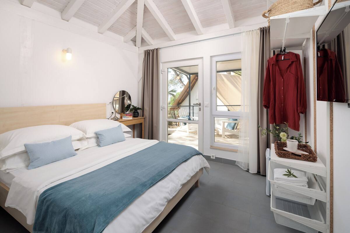 Klassieke tweepersoonskamer, 1 queensize bed, niet-roken, patio | 2 slaapkamers, verduisterende gordijnen, gratis wifi, beddengoed