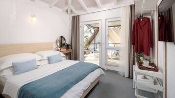 Quarto casal clĂĄssico, 1 cama Queen, para nĂŁo fumantes, varanda | 2 quartos, cortinas blackout, Wi-Fi de cortesia, roupa de cama