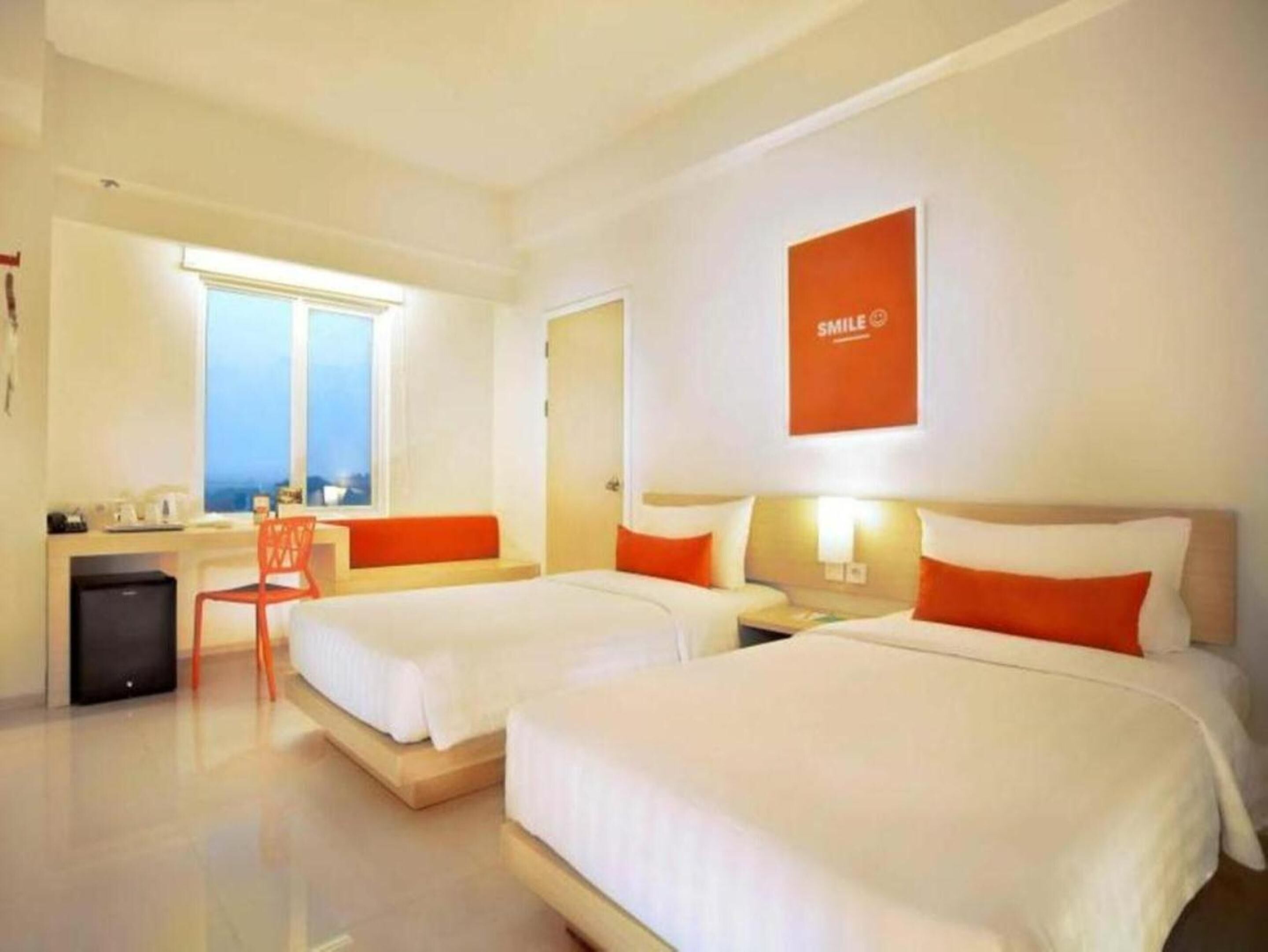 Ropa de cama de alta calidad y caja de seguridad en la habitación 