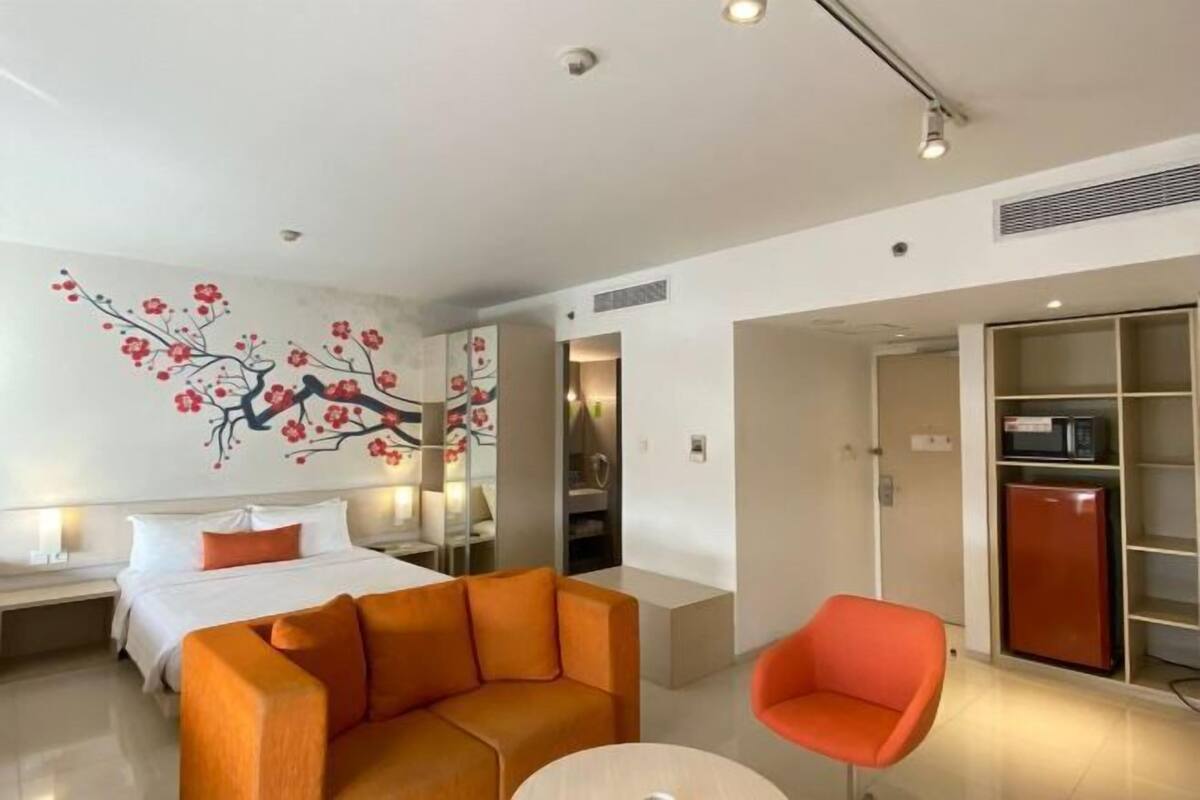 Premium bedding, in-room safe, desk, laptop workspace