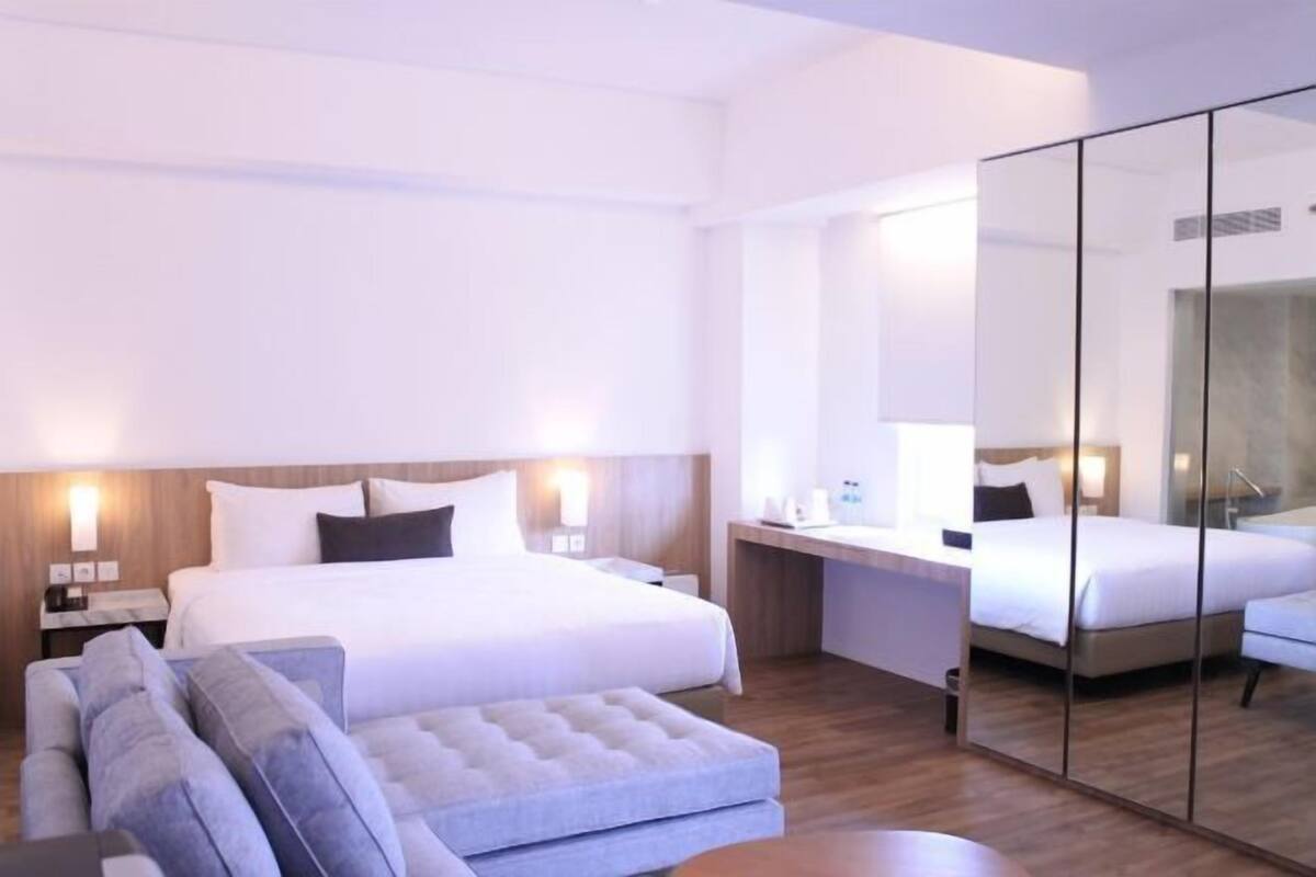 Premium bedding, in-room safe, desk, laptop workspace