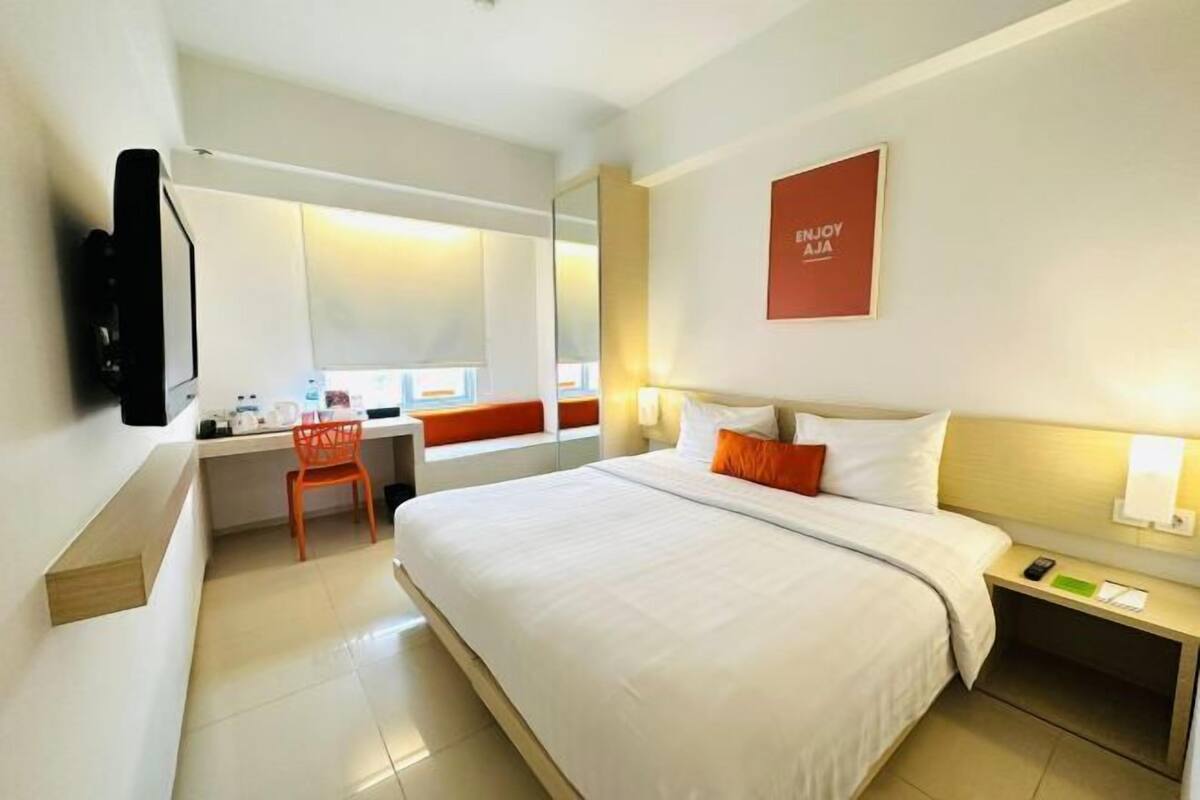 Premium bedding, in-room safe, desk, laptop workspace