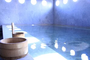 Indoor/outdoor pool