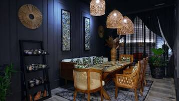 Breakfast, lunch, dinner served; international cuisine